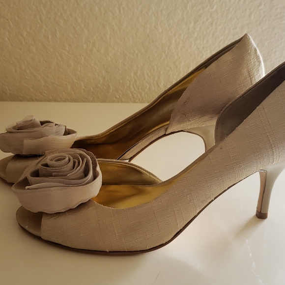 Nine West 6.5 Champagne color open toe heels - Picture 2 of 4